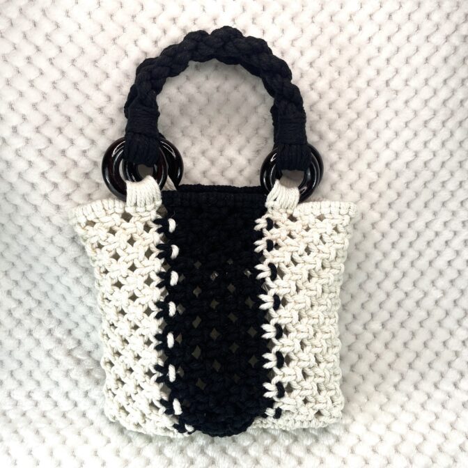 [公式]マクラメ編みNo11白黒小さなバッグ正面