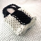 [公式]マクラメ編みNo11白黒小さなバッグ置いた状態