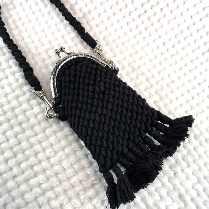 マクラメ編みがま口金具ポシェットベルト取り付けた状態