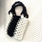 [公式]マクラメ編みNo11白黒小さなバッグ横からの画像