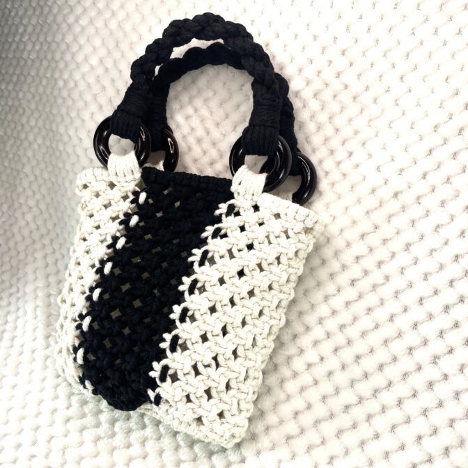 [公式]マクラメ編みNo11白黒小さなバッグ横からの画像