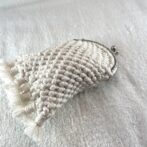 [公式]マクラメ編みNo10生成りのがま口金具つき小さな小物入れ物を入れたアップした状態