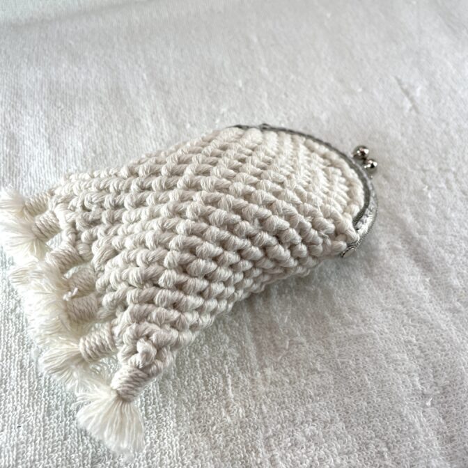 [公式]マクラメ編みNo10生成りのがま口金具つき小さな小物入れ物を入れたアップした状態