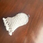 [公式]マクラメ編みNo10生成りのがま口金具つき小さな小物入れ物を入れた状態