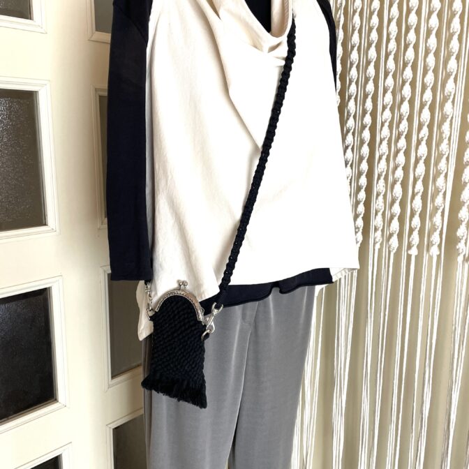 マクラメ編みがま口金具ポシェットボディーに着けた状態