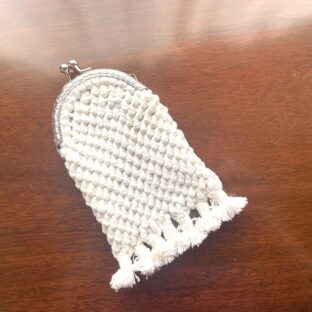 [公式]マクラメ編みNo10生成りのがま口金具つき小さな小物入れ