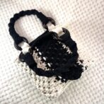 [公式]マクラメ編みNo11白黒小さなバッグ寝かせた画像