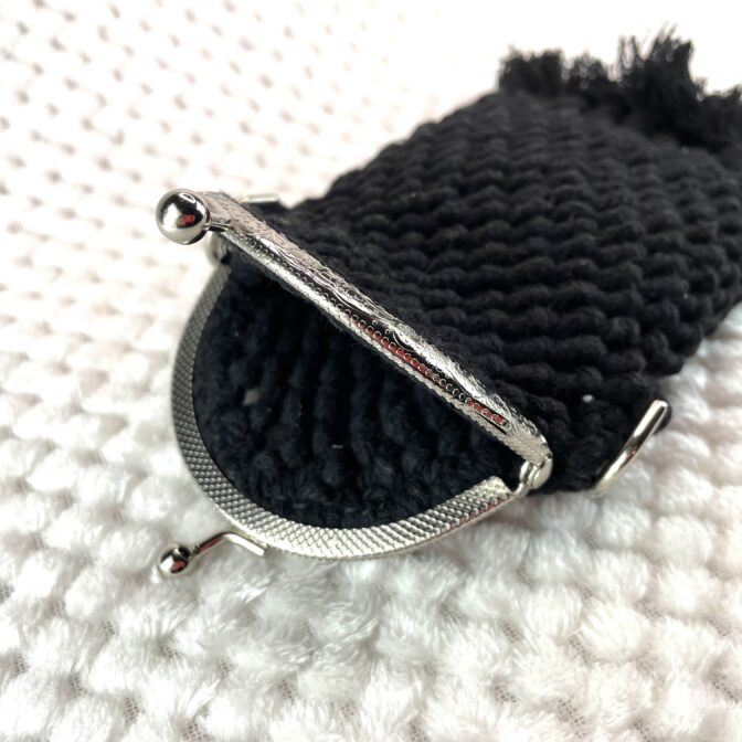 マクラメ編みがま口金具ポシェット開けた状態