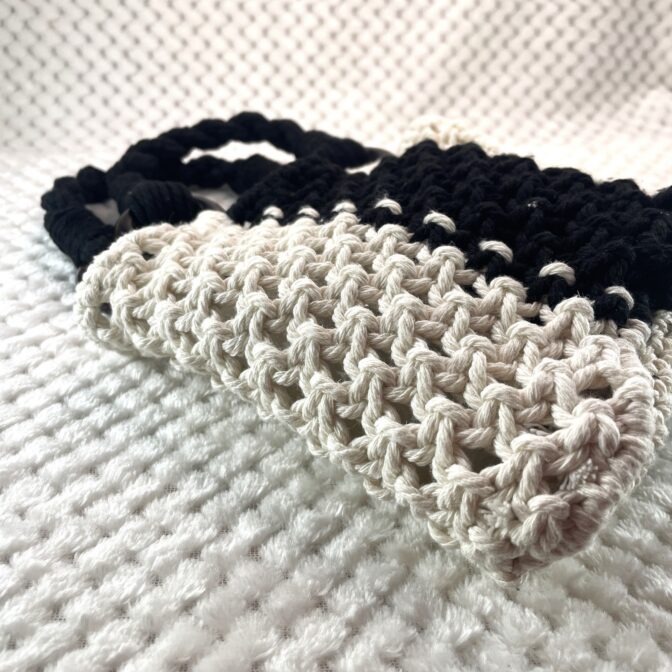 [公式]マクラメ編みNo11白黒小さなバッグ側面画像