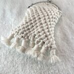 [公式]マクラメ編みNo10生成りのがま口金具つき小さな小物入れ底の房の状態