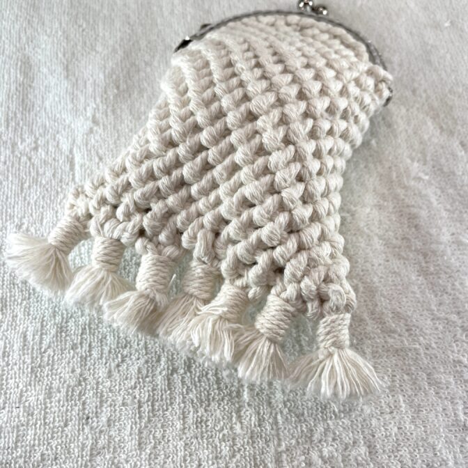 [公式]マクラメ編みNo10生成りのがま口金具つき小さな小物入れ底の房の状態