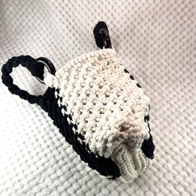 [公式]マクラメ編みNo11白黒小さなバッグ側面の画像