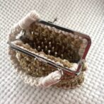 [公式]マクラメ編み#13小型で小花模様バッグショルダー付きがま口を開けた状態