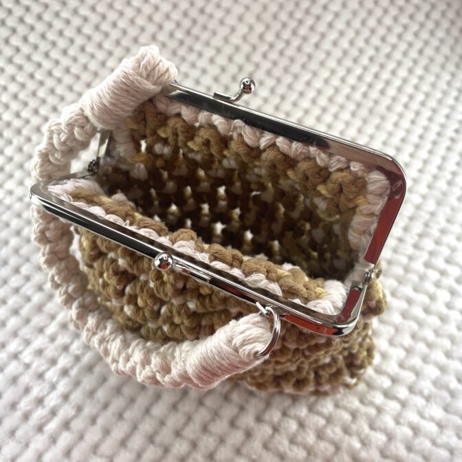 [公式]マクラメ編み#13小型で小花模様バッグショルダー付きがま口を開けた状態