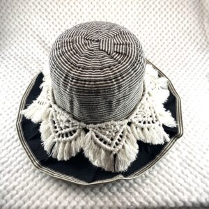 [公式]マクラメ編みNo12 帽子飾り（簡単リメイク）マクラメ飾りを付けた状態