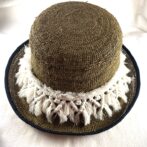 マクラメ編み帽子飾り取り付けた様子