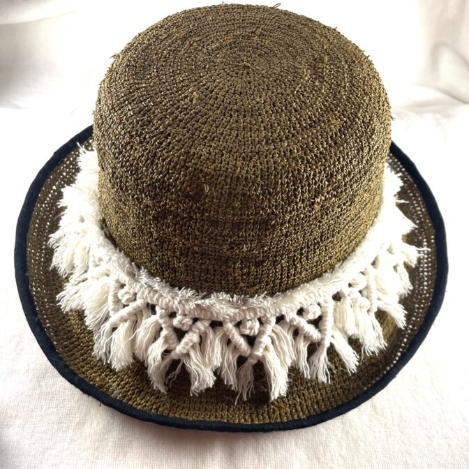 マクラメ編み帽子飾り取り付けた様子
