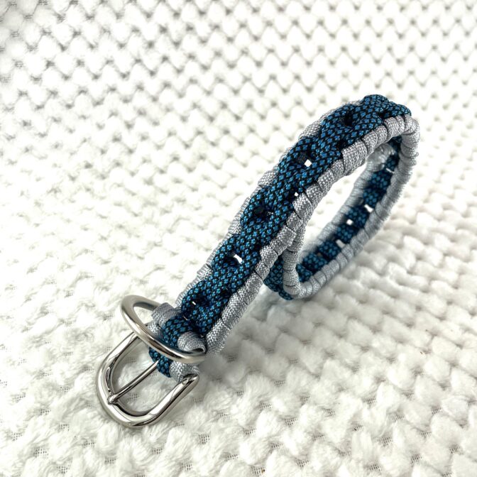 [公式]#262パラコード編み犬首輪 丸めて立たせた画像