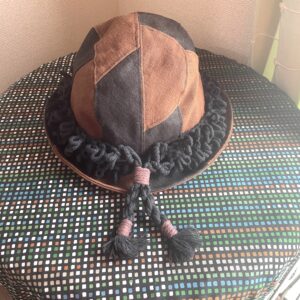 マクラメ編みの帽子飾りを取り付けた後ろ側