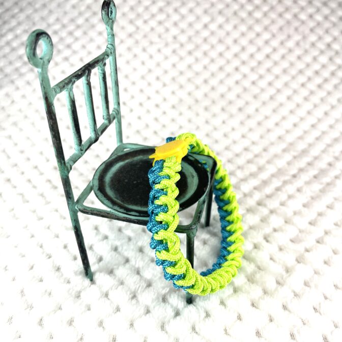 [公式]#301パラコード編み猫首輪　春色猫首輪立てかけた画像