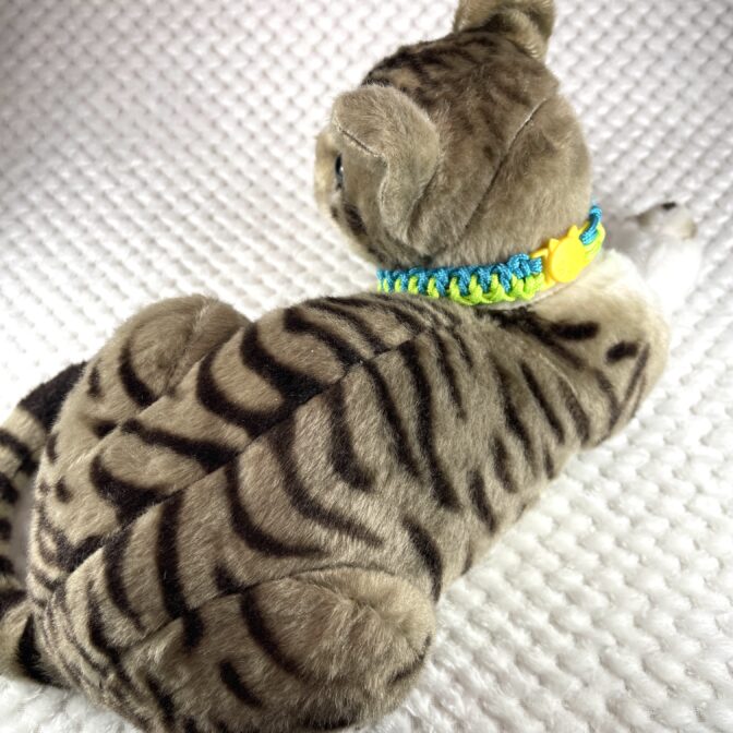 [公式]#301パラコード編み猫首輪　春色猫首輪装着した後ろ側