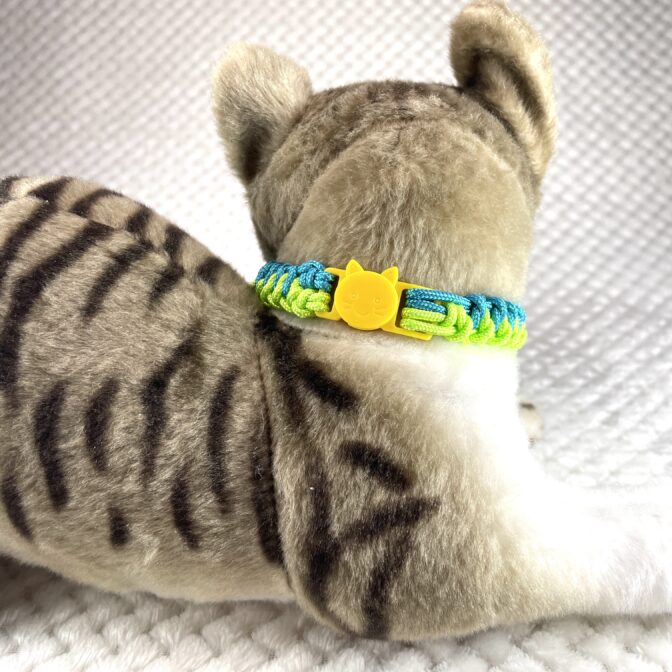 [公式]#301パラコード編み猫首輪　春色猫首輪装着した真後ろのパーツの様子