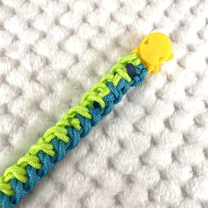 [公式]#301パラコード編み猫首輪　春色猫首輪裏側のパーツ側のアップ