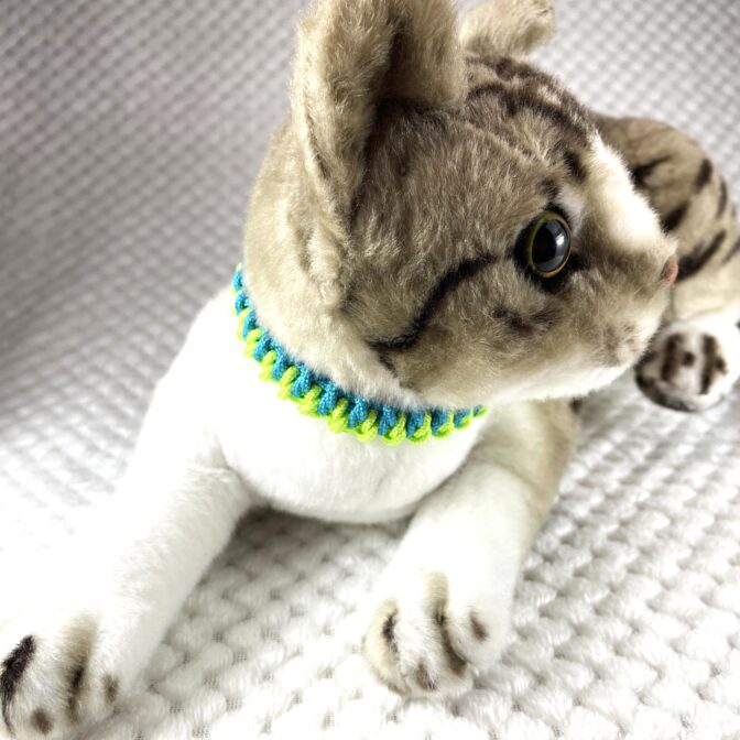 [公式]#301パラコード編み猫首輪　春色猫首輪猫に装着した正面アップ