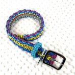 [公式]#302パラコード編み犬首輪　名称ハッピーバレンタイン巻いて寝かせた画像