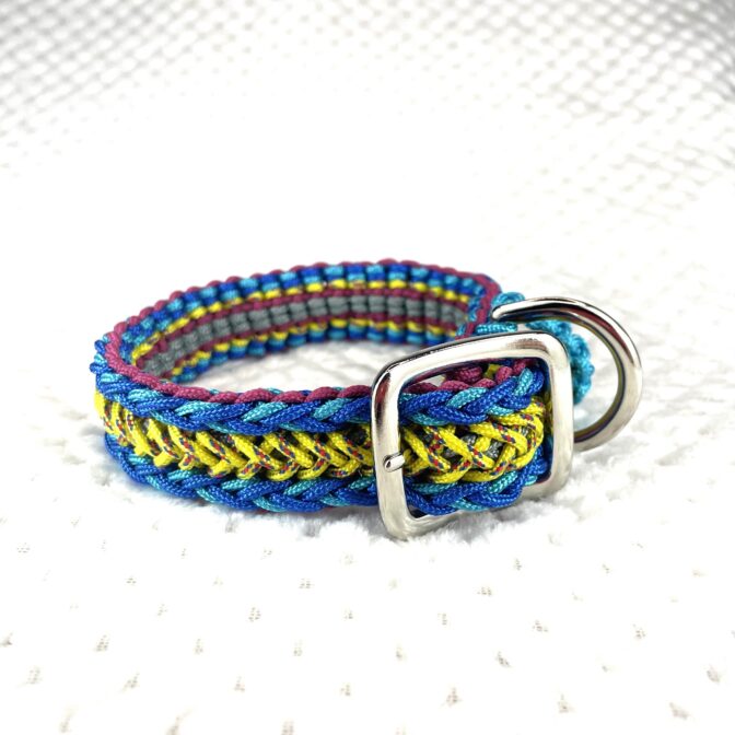 [公式]#302パラコード編み犬首輪　名称ハッピーバレンタイン寝かせた画像