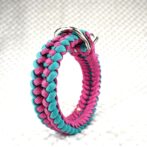 [公式]#304 パラコード編み首輪小型・中型犬向き犬首輪立てかけた画像