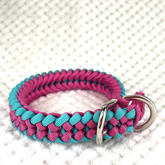 [公式]#304 パラコード編み首輪小型・中型犬向き犬首輪寝かせた画像