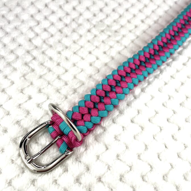 [公式]#304 パラコード編み首輪小型・中型犬向き犬首輪広げた金具アップ