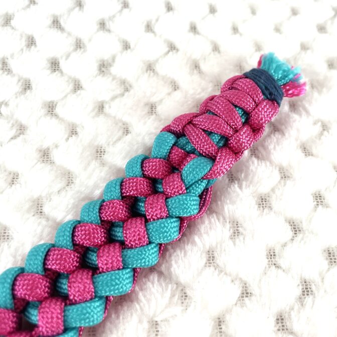 [公式]#304 パラコード編み首輪小型・中型犬向き犬首輪広げた先端