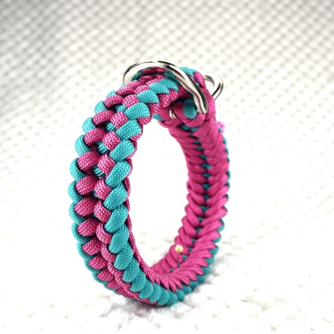 [公式]#304 パラコード編み首輪小型・中型犬向き犬首輪立てかけた画像