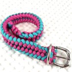[公式]#304 パラコード編み首輪小型・中型犬向き犬首輪巻き寝かせた画像