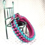 [公式]#304 パラコード編み首輪小型・中型犬向き犬首輪立てかけた画像
