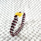 [公式]#305 パラコード編みねこ首輪 2色使いの簡単ねこ首輪立てかけた画像