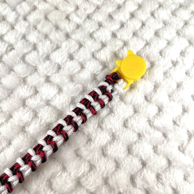 [公式]#305 パラコード編みねこ首輪 2色使いの簡単ねこ首輪広げたパーツ先端