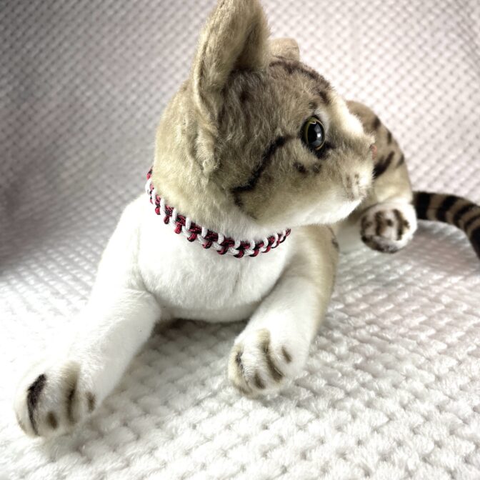 [公式]#305 パラコード編みねこ首輪 2色使いの簡単ねこ首輪装着した正面画像