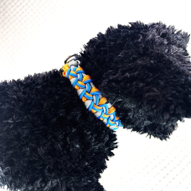 [公式]#306パラコード編み犬首輪 小型犬・中型犬用3色使いの首輪装着した真横アップ画像