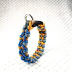 [公式]#306パラコード編み犬首輪 小型犬・中型犬用3色使いの首輪立てかけた画像