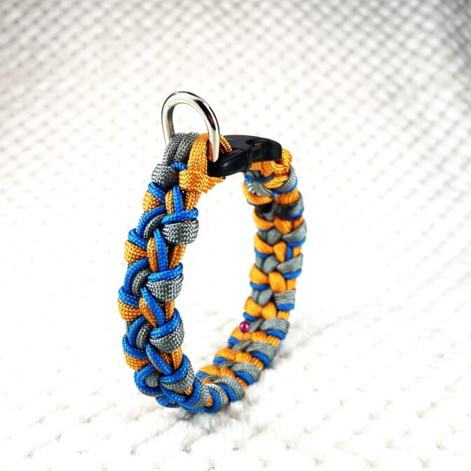 [公式]#306パラコード編み犬首輪 小型犬・中型犬用3色使いの首輪立てかけた画像