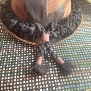 マクラメ編みの帽子飾りを取り付けた後ろ側アップ