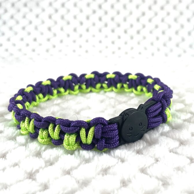 [公式]パラコード編み#307 ねこ用首輪2色使いのスッキリ配色寝かせた画像