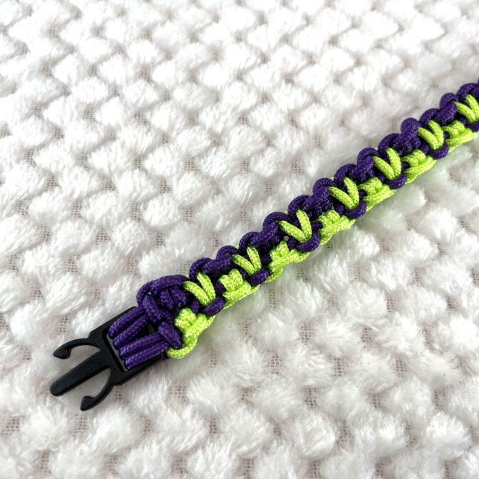 [公式]パラコード編み#307 ねこ用首輪2色使いのスッキリ配色表側のパーツ部分