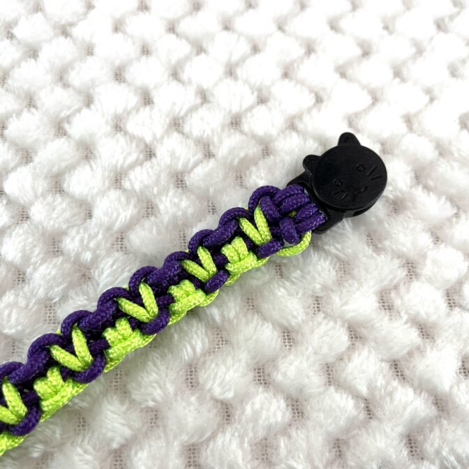 [公式]パラコード編み#307 ねこ用首輪2色使いのスッキリ配色表側の猫パーツ部分