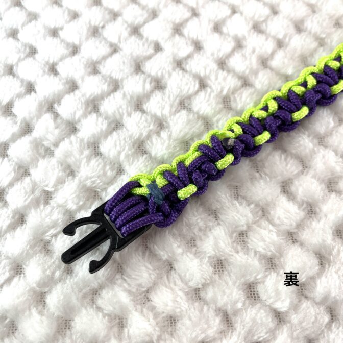 [公式]パラコード編み#307 ねこ用首輪2色使いのスッキリ配色裏側のパーツ部分