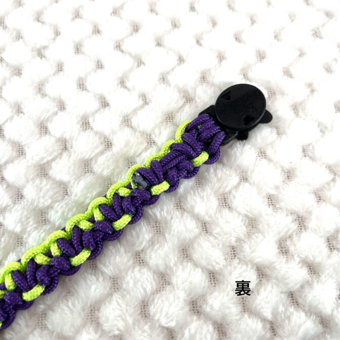 [公式]パラコード編み#307 ねこ用首輪2色使いのスッキリ配色裏側の猫パーツ部分