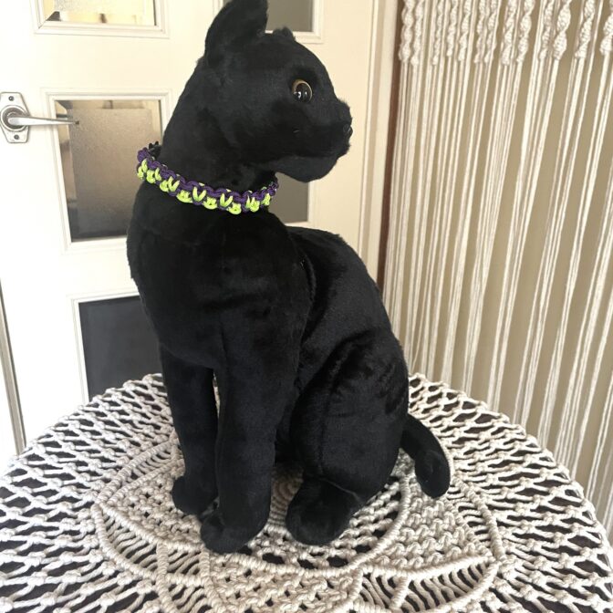 [公式]パラコード編み#307 ねこ用首輪2色使いのスッキリ配色装着させた全体画像